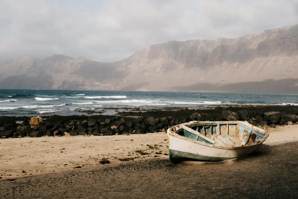 Barca tradicional en la costa norte de Lanzarote