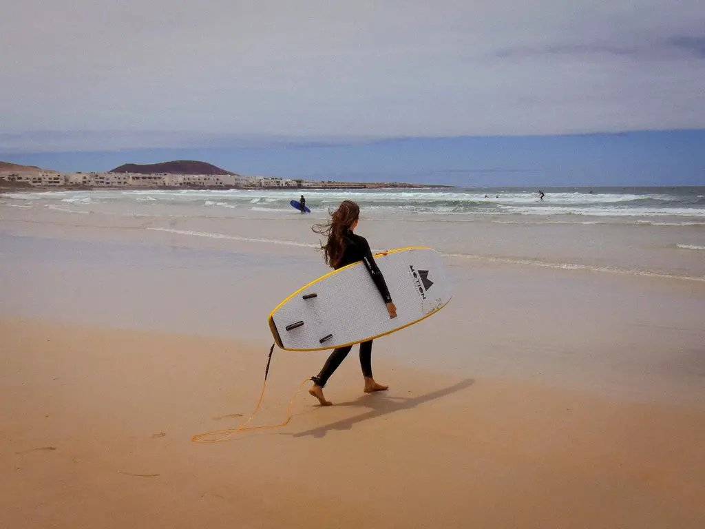 Surfista en la playa de Famara, Lanzarote